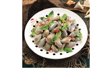 UNDULATE VENUS CLAMS STEAMED WITH SWEET BASIL